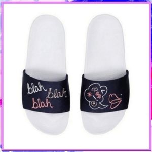 Dearfoams Summer Casual Blah Blah Blah Slide Sandals